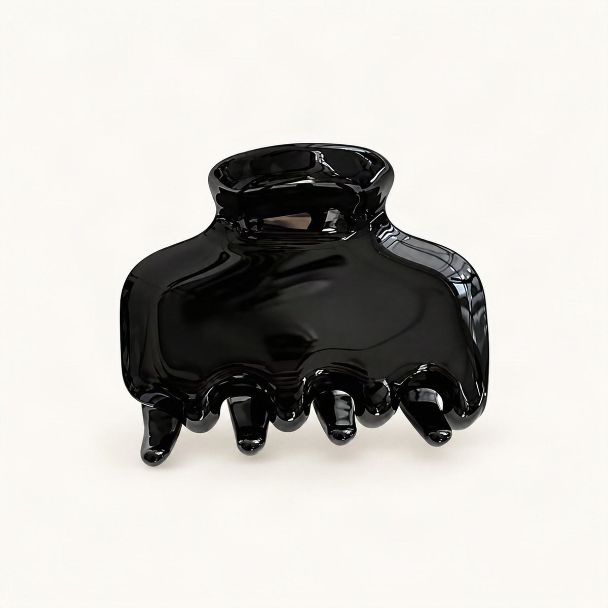 Black claw clip product view highlighting its compact form [FITINY Hair]