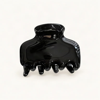 Black claw clip product view highlighting its compact form [FITINY Hair]