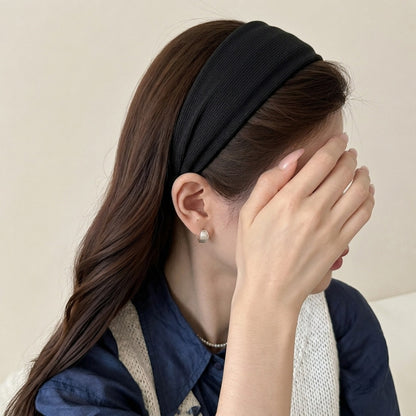 Black fabric headband with a broad ribbed band