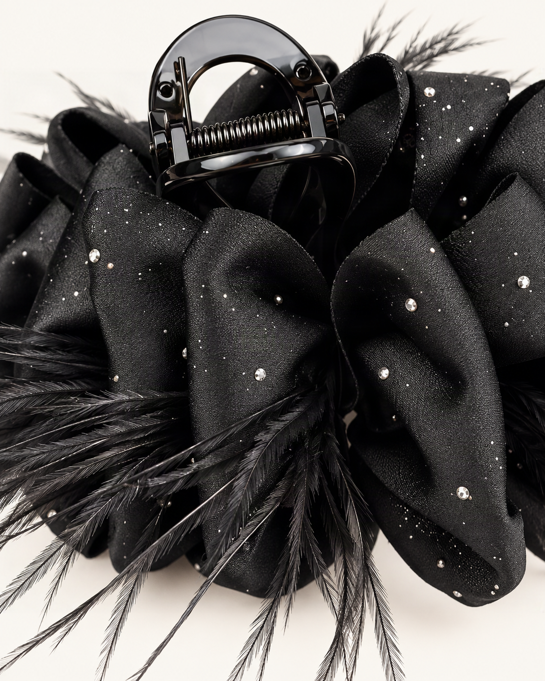 Feather Claw Clip with Baby's Breath Detail — close-up of material and decoration [FITINY Hair detail]