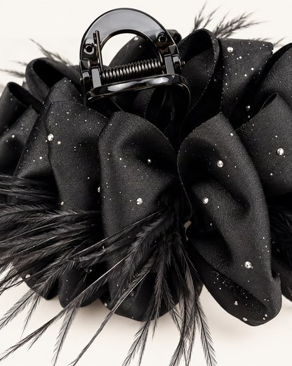 Feather Claw Clip with Baby's Breath Detail — close-up of material and decoration [FITINY Hair detail]